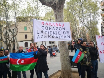 <b>Barselonada 600-dən çox erməniyə qarşı 31 soydaşımız... <span style="color:red;">Onlar qondarma “Artsax”ın “bayrağ”ını qaldırmağa qoymadılar </b>