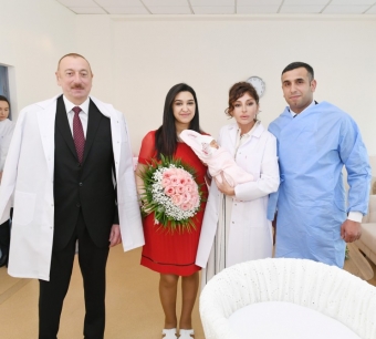 Prezident və xanımı Azərbaycanın 10 milyonuncu sakininin valideynləri ilə görüşüblər - <span style="color:red;">FOTO  -YENİLƏNİB
