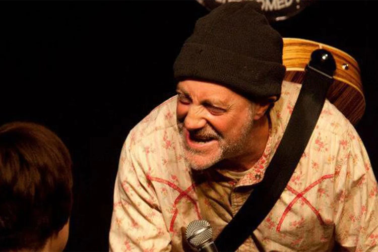 Məşhur stendapçı səhnədə vəfat etdi