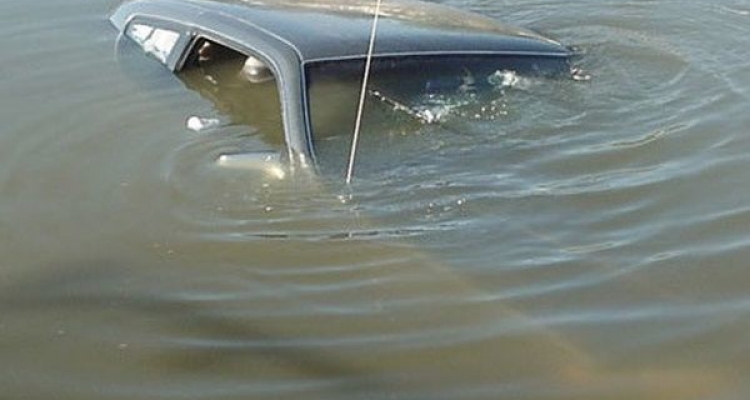 Xaçmazda maşın kanala aşdı