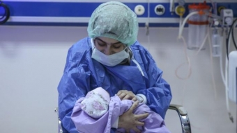Orqanları tərsinə yerləşən, ürəyində tromb olan qadın ana oldu