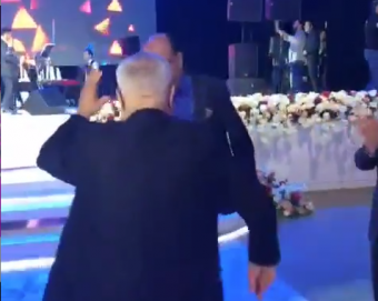 <b>Millət vəkili xalq artisti ilə belə oynadı -<span style="color:red;"> VİDEO</b> 