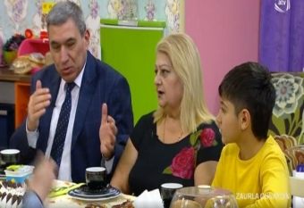 Əməkdar artist efirə ikinci xanımı ilə gəldi