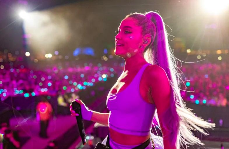 Müğənninin üzünə limon atdılar