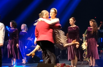 <b>Elza Seyidcahan konsertində kişinin qucağında... - <span style="color:red;">VİDEO </b> 