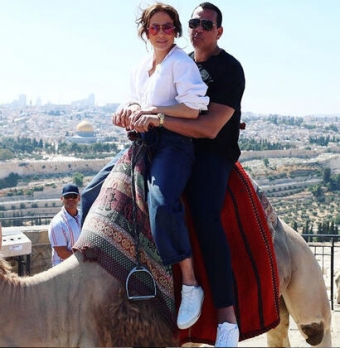 Dünya ulduzu müğənni DƏVƏYƏ mindi