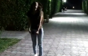 Əməkdar artist küçənin ortasında belə oynadı - <span style="color:red;">VİDEO 