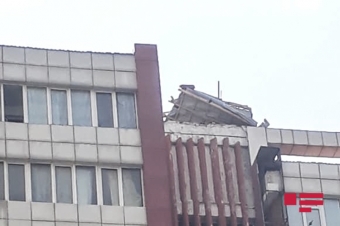Sumqayıtda güclü külək binanın damını uçurdu - FOTO