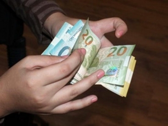 Azərbaycanda bu sahələrdə çalışanların maaşları artırıldı