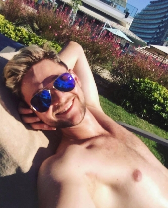 Bu dəfə kişi müğənnimiz yarıçılpaq <span style="color:red;">FOTOLARINI  paylaşdı