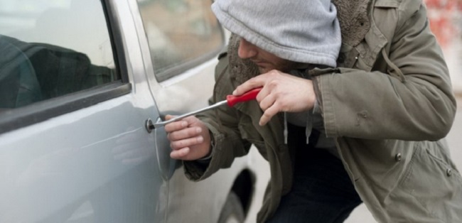 Keçmiş məhkum maşın oğurladı