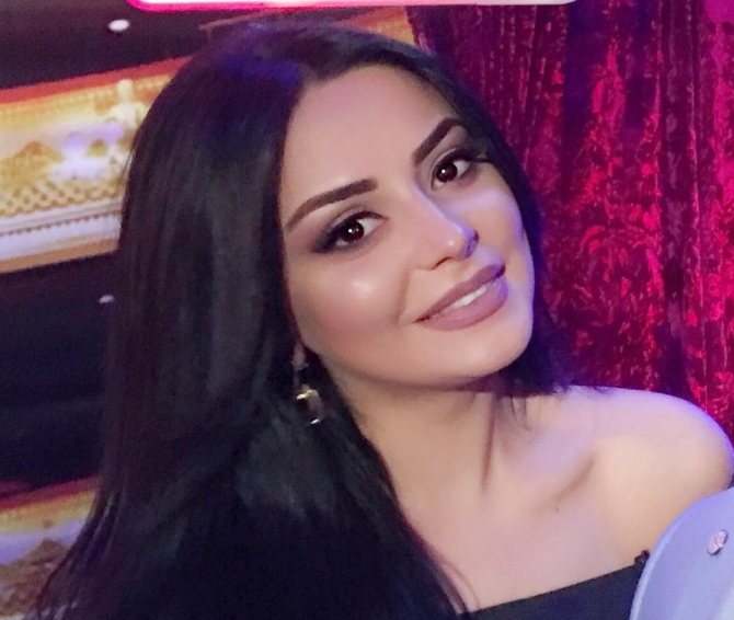 Tanınmış aparıcı uzun yarıqlı paltarda - <span style="color:red;">FOTO 