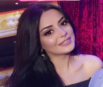 Tanınmış aparıcı uzun yarıqlı paltarda - <span style="color:red;">FOTO 