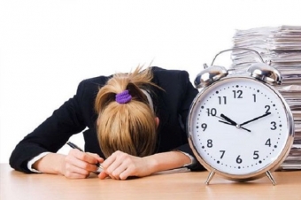 Bəzi dövlət qurumları işçiləri istirahət günləri də işlədir - <span style="color:red;">DEPUTAT 