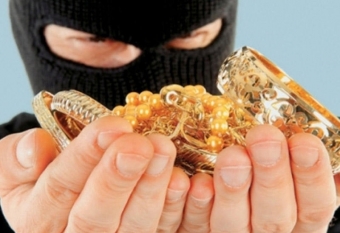 Qızıl-zinət əşyaları oğurlayan Şəmkir sakini tutulub