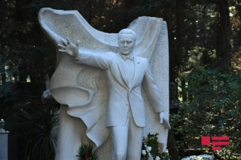 Leyla Əliyeva Müslüm Maqomayevin məzarını ziyarət edib