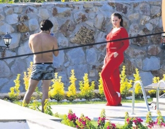 Məşhur aktyor həyat yoldaşını tənqid edənlərin cavabını verdi