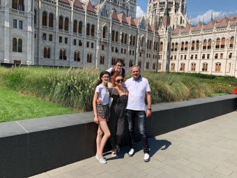 Əməkdar artistimiz əri və əkizləri ilə foto paylaşdı