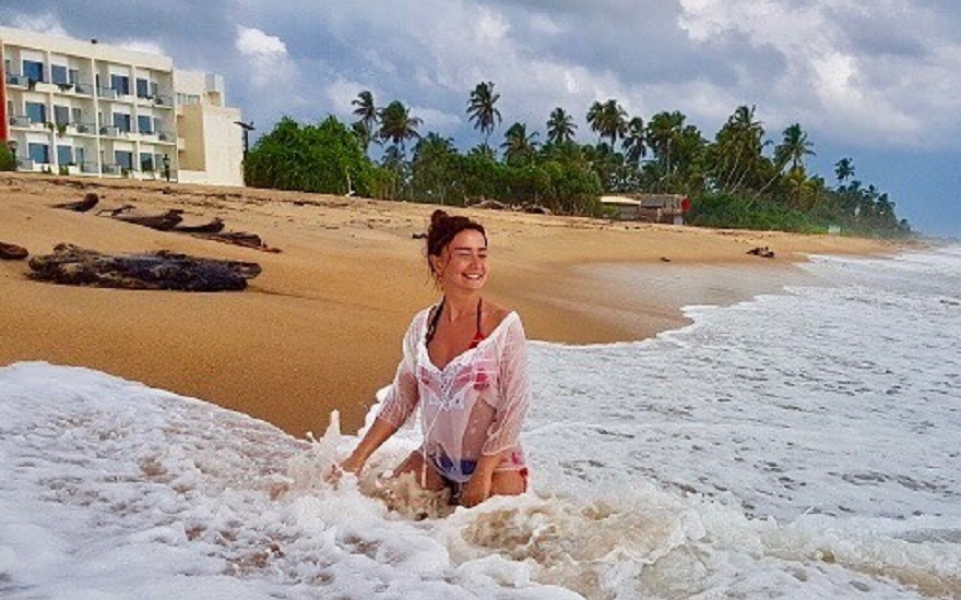 Azərbaycanlı aparıcı Şri Lanka çimərliyində 