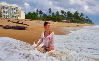 Azərbaycanlı aparıcı Şri Lanka çimərliyində 