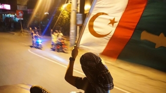 Moro müsəlmanlarının üçrəngli yeni bayrağı qəbul edildi
