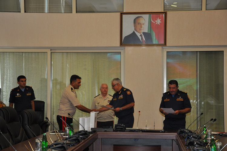 Müdafiə Nazirliyi FHN-in əməkdaşlarını təltif etdi