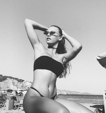 Serenay yarıçılpaq şəkillərini paylaşdı - <span style="color:red;">FOTO 