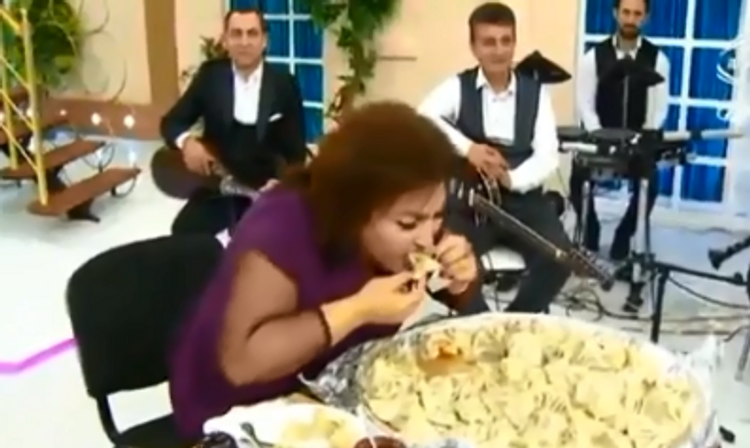 İki məşhur xəngəl yemək üçün yarışdı - Telli uddu - VİDEO