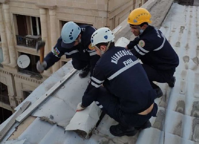 Bakıda hündürmərtəbəli binanın dam örtüyü qopdu