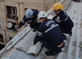 Bakıda hündürmərtəbəli binanın dam örtüyü qopdu