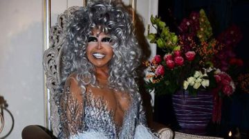 Məşhur müğənni paltarlarına 400 min manat xərclədi