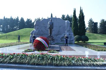 Azərbaycan Ümummilli Lider Heydər Əliyevi ehtiramla yad edir - FOTOLENT