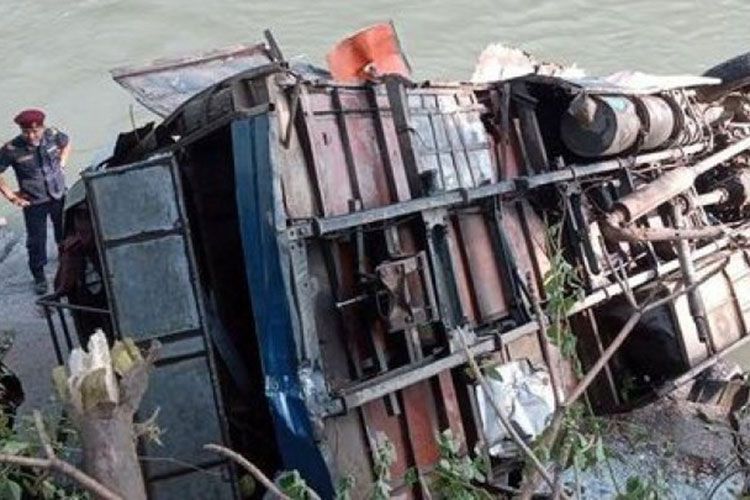 Bu ölkədə avtobus dərəyə yuvarlandı: 14 ölü