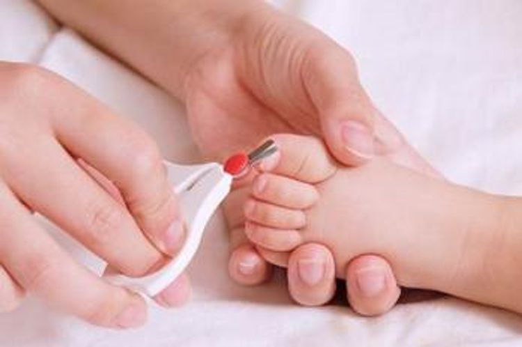 Körpələrin dırnaqlarını necə kəsmək lazımdır?