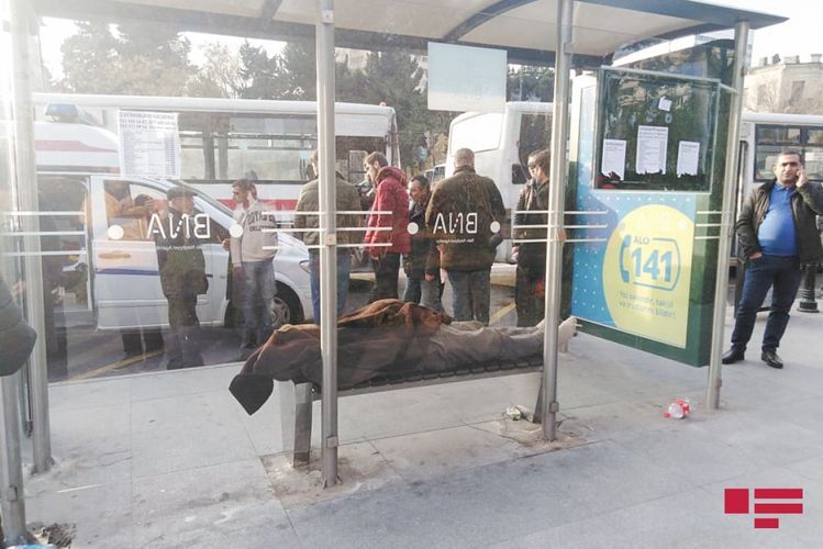 Bakıda sərnişin dayanacaqda öldü - FOTO