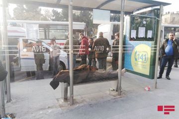 Bakıda sərnişin dayanacaqda öldü - FOTO