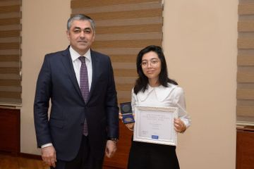 Nazir dünya üçüncüsü olan şagirdə medalı təqdim etdi - FOTO