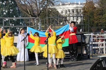 Uşaqlar Ağ Evin qarşısında “Cücələrim” rəqsi etdilər - FOTO