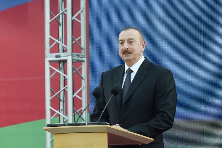 İlham Əliyev Bakı Ağ Şəhərdə mərkəzi bulvar küçəsinin açılışında iştirak edib