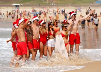 Onlar çimərlikdə Yeni il şənliyi etdilər - MARAQLI GÖRÜNTÜLƏR