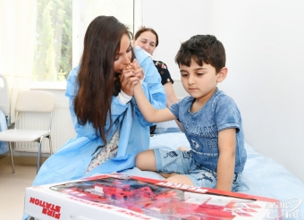 Leyla Əliyeva bir sıra tibb müəssisələrində müalicə alan uşaqlarla görüşüb