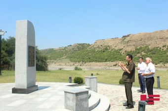 Məşhur tarixçi Quba Soyqırımı Memorial Kompleksinində - FOTO