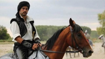 Burak Özçivit azərbaycanlıdan dərs alır