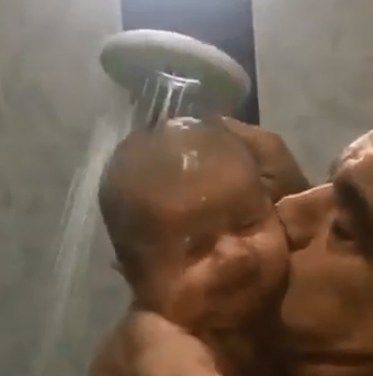 54 yaşında 3-cü dəfə ata olan Tacir oğlu ilə hamamda - <span style="color:red;">VİDEO 