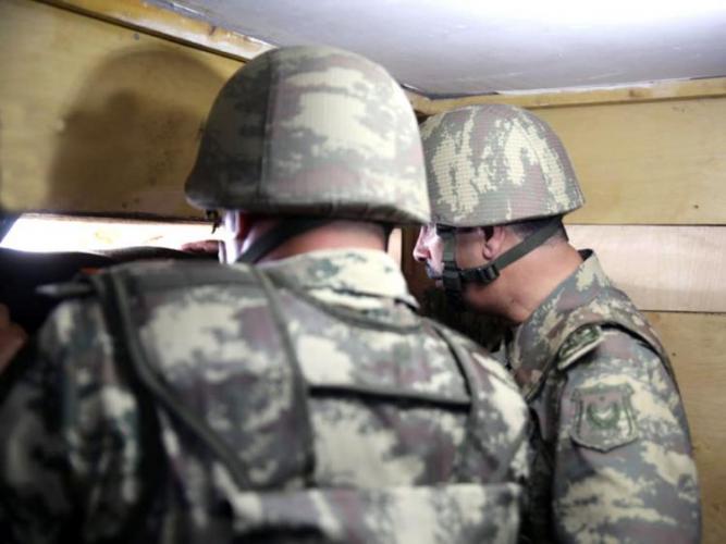 Müdafiə naziri düşmənin ön mövqelərini müşahidə etdi