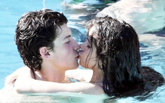 Öpüşən yerdə görüntüləndilər - <span style="color:red;">FOTOLENT 