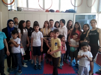 Deputatlar autizm və daun sindromundan əziyyət çəkən uşaqları sevindirdilər