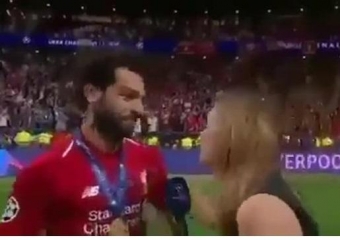 Məşhur futbolçu xanımın onu öpəcəyindən qorxdu - <span style="color:red;">VİDEO 