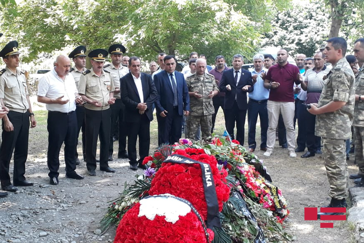 Ehtiyatda olan hərbi qulluqçular şəhid mayorun məzarını ziyarət ediblər