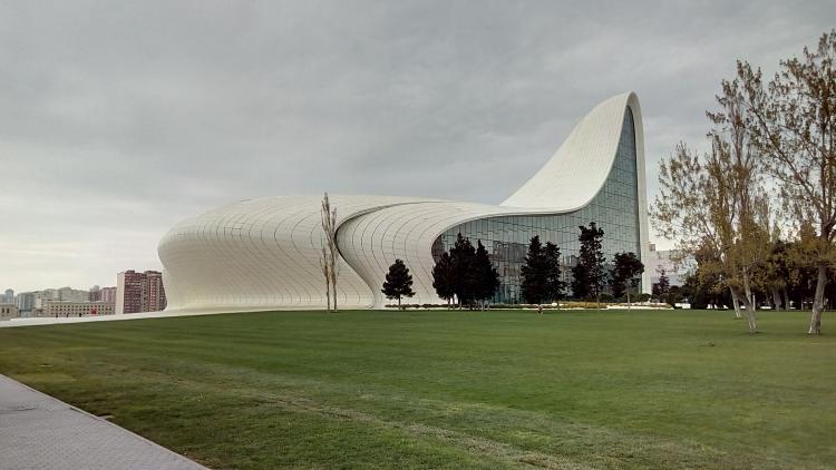 Heydər Əliyev Mərkəzinin parkında Reza Deqatinin sərgisi açılacaq